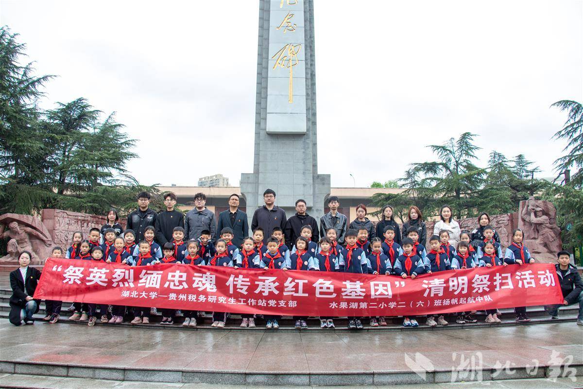 图为纪念馆前合影留念。(通讯员 李核州 摄).jpg 通讯员李核州摄